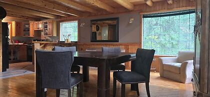 Rustic Beaverfoot Lodge Executive Cabin