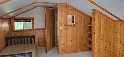 Rustic Beaverfoot Lodge Executive Cabin