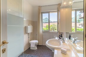 Lukas Lake View & Parking Place