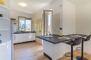 Lukas Lake View & Parking Place