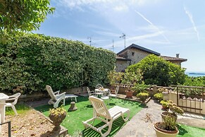 Lukas Lake View & Parking Place