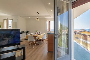 Lukas Lake View & Parking Place