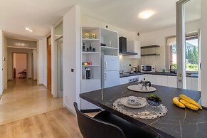 Lukas Lake View & Parking Place