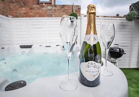 Amberley House with Hot Tub, Free Parking