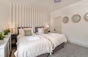 Amberley House with Hot Tub, Free Parking