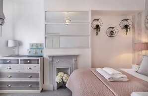 Amberley House with Hot Tub, Free Parking