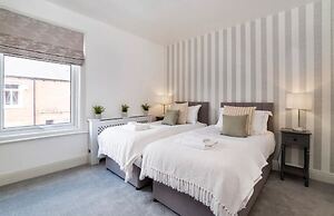 Amberley House with Hot Tub, Free Parking