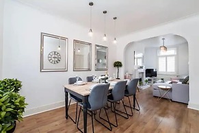 Amberley House with Hot Tub, Free Parking