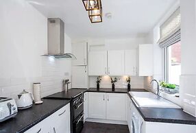 Amberley House with Hot Tub, Free Parking