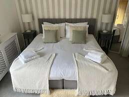 Amberley House with Hot Tub, Free Parking