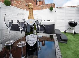 Amberley House with Hot Tub, Free Parking