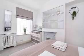 Amberley House with Hot Tub, Free Parking