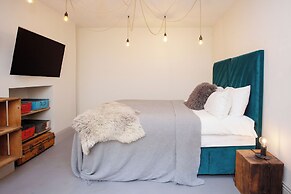 Higgihaus Apt1 36 37 Royal York Cres