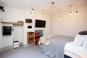 Higgihaus Apt1 36 37 Royal York Cres