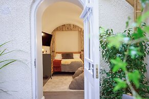 Higgihaus Apt1 36 37 Royal York Cres