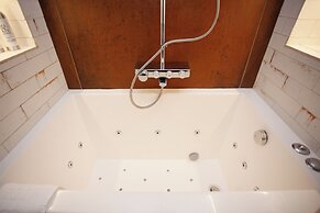 Higgihaus Apt1 36 37 Royal York Cres