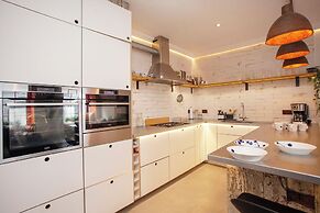 Higgihaus Apt1 36 37 Royal York Cres