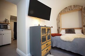 Higgihaus Apt1 36 37 Royal York Cres