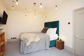 Higgihaus Apt1 36 37 Royal York Cres