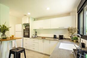 Bahai Serenity Apartment by Sea N' Rent