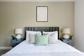 Chelsea Harbour Luxury Apartment