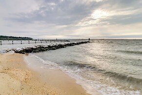 Pet-friendly Annapolis Home: Walk to Beach!