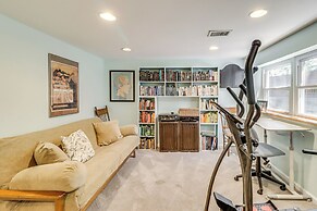 Pet-friendly Annapolis Home: Walk to Beach!