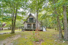 18 Mi to Grand Caverns: Cabin w/ Balcony!