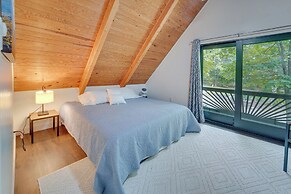 18 Mi to Grand Caverns: Cabin w/ Balcony!