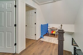 18 Mi to Grand Caverns: Cabin w/ Balcony!