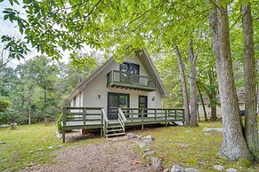 18 Mi to Grand Caverns: Cabin w/ Balcony!