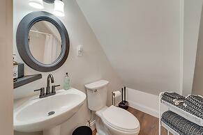 18 Mi to Grand Caverns: Cabin w/ Balcony!