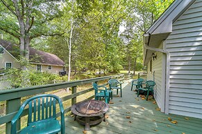 18 Mi to Grand Caverns: Cabin w/ Balcony!