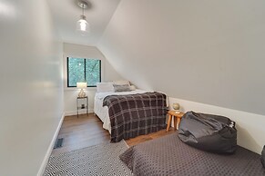 18 Mi to Grand Caverns: Cabin w/ Balcony!