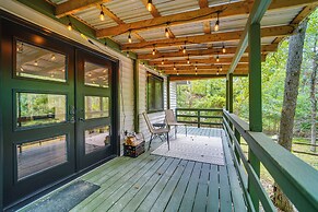 18 Mi to Grand Caverns: Cabin w/ Balcony!