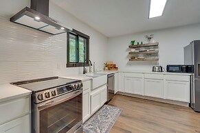 18 Mi to Grand Caverns: Cabin w/ Balcony!