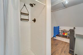 18 Mi to Grand Caverns: Cabin w/ Balcony!