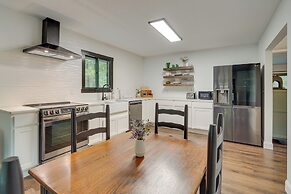 18 Mi to Grand Caverns: Cabin w/ Balcony!