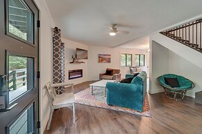 18 Mi to Grand Caverns: Cabin w/ Balcony!