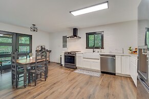 18 Mi to Grand Caverns: Cabin w/ Balcony!