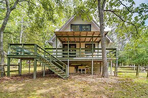 18 Mi to Grand Caverns: Cabin w/ Balcony!