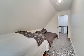 18 Mi to Grand Caverns: Cabin w/ Balcony!