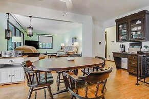 Waterfront Berry Lake Getaway w/ Sunroom!
