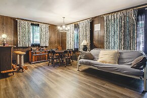 Waterfront Berry Lake Getaway w/ Sunroom!