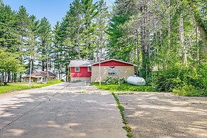 Waterfront Berry Lake Getaway w/ Sunroom!