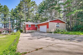 Waterfront Berry Lake Getaway w/ Sunroom!