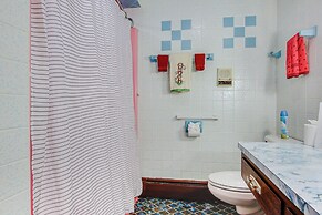 Waterfront Berry Lake Getaway w/ Sunroom!