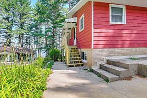 Waterfront Berry Lake Getaway w/ Sunroom!