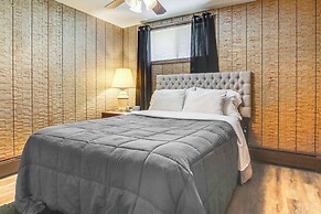 Waterfront Berry Lake Getaway w/ Sunroom!