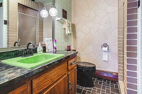 Waterfront Berry Lake Getaway w/ Sunroom!